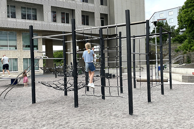 Foto af Tor przeszkód - prostokątna pionowa siatka wspinaczkowa o wysokości 1,3 m i szerokości 2 m